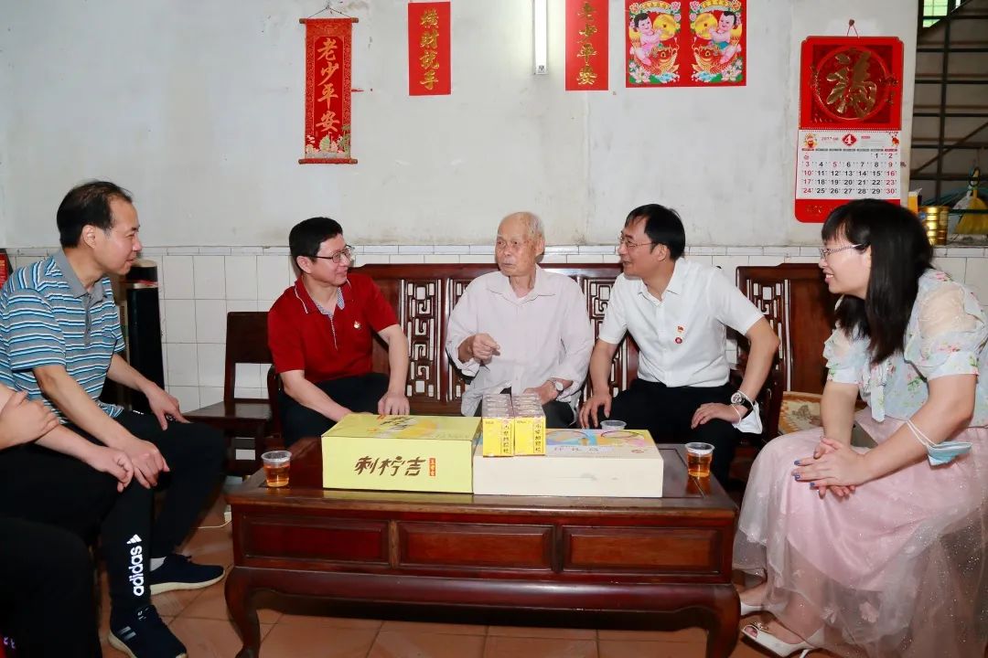 强国回复有我 传承劳模心灵——白云山海洋之神hy590公司辅导“五一”前夕走访慰问劳动圭表和基层一线员工