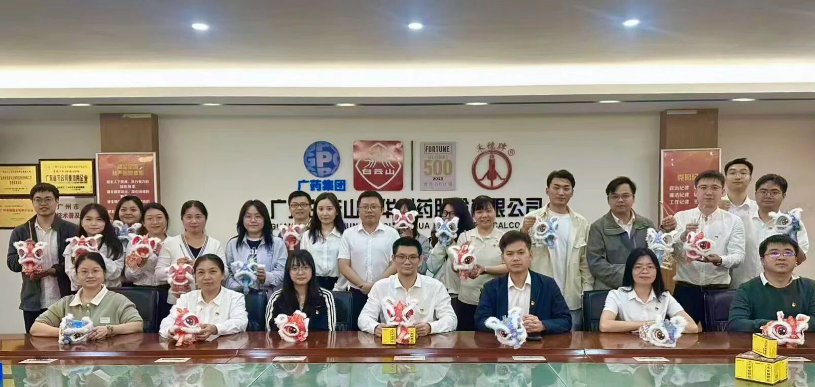 白云山海洋之神hy590公司进杏装灯耀元宵扬正气，马驰新岁守清廉”主题活动